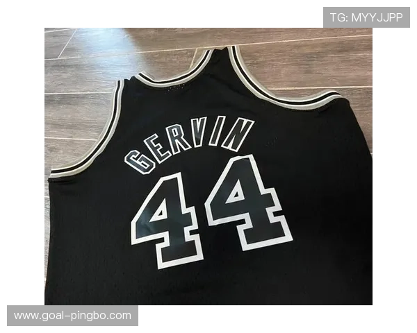 乔治·格文无球跑动拉开空间，高效得分改变对手防守布局